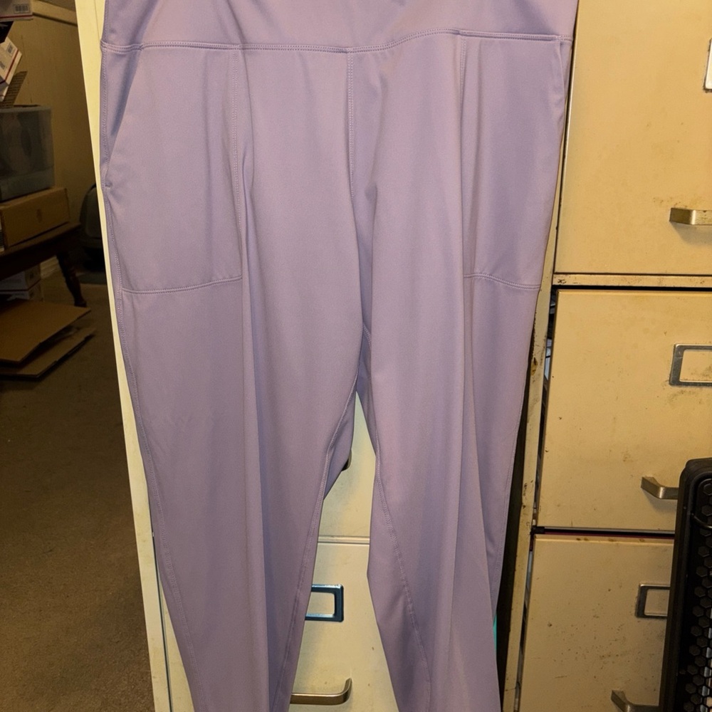 Size XL Ladies Lilac Lavender Athletic Leggings. Has 2 pockets on the front.